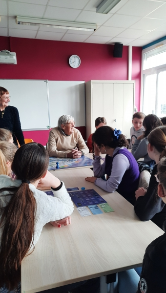 CRESUS VENDEE agit pour la citoyenneté avec le jeu DILEMME au collège de CHAVAGNES-EN-PAILLERS